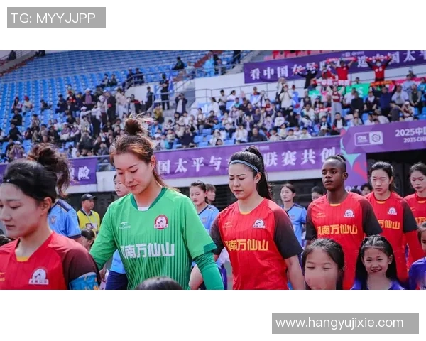 球迷在比赛日现场求婚 赢得满场掌声与祝福 见证爱与激情交织的时刻